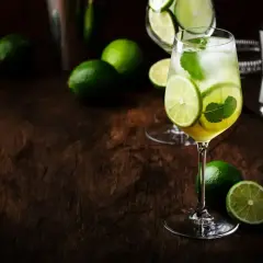 Orzeźwiający drink z limonką i miętą. Idealny przepis na lato, jak hugo drink.