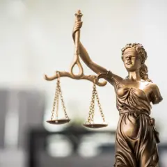 Figurka Temidy z wagą symbolizuje sprawiedliwość, a jej wizerunek często pojawia się w dyskusjach o tym, ile zarabia adwokat w Polsce.