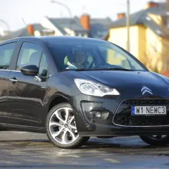 Czarny Citroen C3 z nowymi żarówkami z przodu, gotowy do jazdy.
