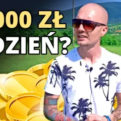 Chcesz wiedzieć, jak zarobić 20000 w jeden dzień? Mężczyzna w okularach i koszulce z palmami wyjaśnia, jak osiągnąć sukces finansowy.