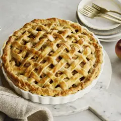 Goldbrauner Apfelkuchen mit Gittermuster, perfekt für Ihr nächstes apple pie rezept. Dazu passt Vanillesauce.
