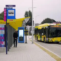 Żółty autobus elektryczny na przystanku Sądowa w Katowicach. Aby dowiedzieć się, jak dojechać z dworca PKP Katowice na ul. Ceglaną, sprawdź rozkład jazdy ZTM.