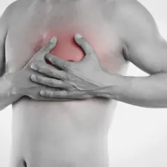Uomo con mani sul petto, evidenziato in rosso, che indica dolori al petto e possibile postura scorretta.