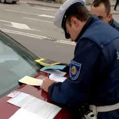 Agente scrive multa su auto con revisione scaduta. Cosa succede?