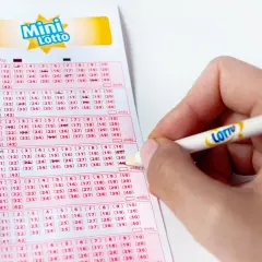 Ręka zaznacza liczby na kuponie Mini Lotto. Czy w Mini Lotto występuje gwarantowana pula wygranych i kumulacja?
