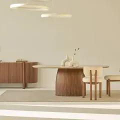 Comedor moderno con mesa ovalada, sillas tapizadas y aparador de madera. Tres lámparas con **aro led techo** iluminan el espacio.