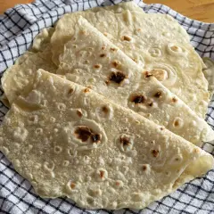 Domowe tortille, idealne do wrapów. Prosty przepis na to, jak zrobić tortille, aby były miękkie i elastyczne.