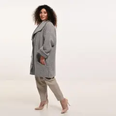 Elegancka, szara kurtka damska wiosenna, duże rozmiary. Modelka prezentuje wygodny krój i stylowe detale.
