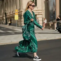 Eleganckie sukienki maskujące brzuch na wesele, w tym zielona, wzorzysta kreacja z falbanami, idealna na letnie przyjęcie.