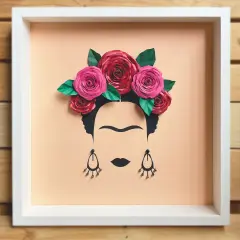 Un cuadro de Frida Kahlo con flores de papel, ideal para inspirar a los niños con arte.