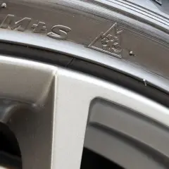 Symbole pneu neige sur un pneu M+S, prêt pour l'hiver.