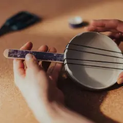 Jak zrobić instrument perkusyjny: naciągnij gumki na miseczkę i patyczek.