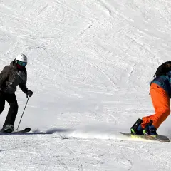 Co jest szybsze: narty czy snowboard? Porównanie prędkości i techniki