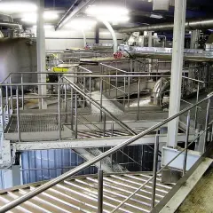 Jak skutecznie czyścić balustrady ze stali nierdzewnej bez zarysowań