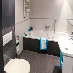 Jak ułożyć płytki w małej łazience na podłodze bez błędów