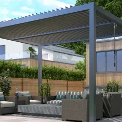 Nowoczesna pergola z regulowanym dachem nad tarasem z meblami ogrodowymi.