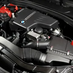 Silnik BMW TwinPower Turbo, model n20, w lśniącym czerwonym kolorze.