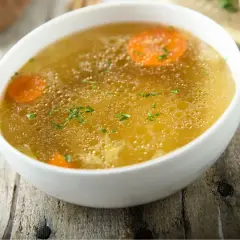 Aromaticzny rosół z marchewką i natką pietruszki, idealny na chłodne dni. Dowiedz się, jak ugotować rosół, by był pyszny.