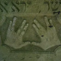 Co oznaczają kamyki na macewach? Odkryj ich głębokie znaczenie