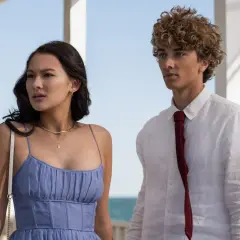 Ein junges Paar, bereit für die nächste Staffel von "The Summer I Turned Pretty" (tsitp staffel 3), steht am Meer.