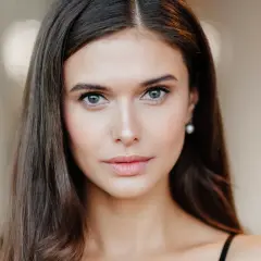 Portret młodej kobiety z naturalnym makijażem oczu i ust.