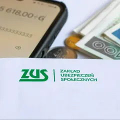 ZUS, pieniądze i kalkulator na ekranie telefonu sugerują rozważania o rencie bez lat pracy.