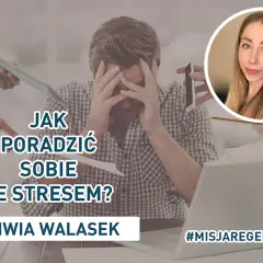 Oliwia Walasek podpowiada, jak sobie radzić ze stresem w pracy. Mężczyzna przytłoczony obowiązkami, otoczony dokumentami i telefonami.