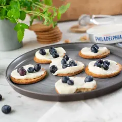 Små kex med krämig tårtfyllning vit choklad philadelphia och färska blåbär. Enkel och god fika!