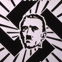 Schwarz-weiße Grafik mit Adolf Hitler im Zentrum, umgeben von einem stilisierten Hakenkreuz. Ein Symbol, das an ein Brettspiel erinnert, das durch Kampf zum Sieg führt.