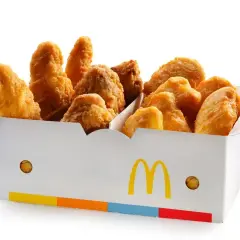 Pudełko McDonald's z chrupiącymi kawałkami kurczaka. Idealne na szybką przekąskę.