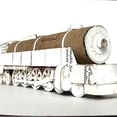 Model parowozu z kartonu, pokazujący, jak zrobić pociąg z kartonu. Detale kół i kotła.