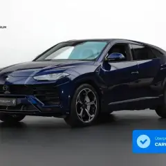Ciemnoniebieski Lamborghini Urus na tle białej ściany. Sprawdź aktualną lamborghini urus cena i dostępność.