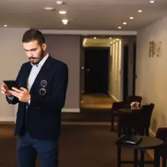 Jakie buty do hotelu? Przewodnik po savoir-vivre i higienie