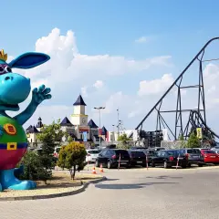 Wesoły stworek wita gości w Energylandii, zapowiadając emocjonujący wzrost adrenaliny na rollercoasterach.