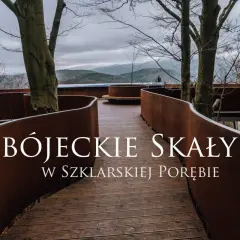 Drewniana ścieżka wśród drzew prowadzi do punktu widokowego na zbójeckie skały w Szklarskiej Porębie.