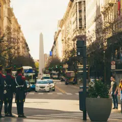 Uliczny patrol w Buenos Aires, Argentyna. Bezpieczeństwo miasta strzeżone przez żołnierzy w historycznych mundurach, na tle obelisku i zabytkowych budynków.