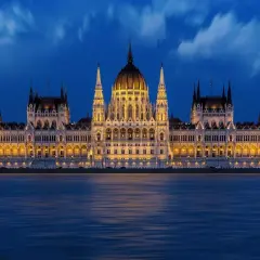 Budynek Parlamentu w Budapeszcie nocą. Czy na Węgry potrzebny jest paszport? Tak, jeśli nie jesteś obywatelem UE.