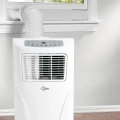 Un aire acondicionado portátil con un tubo para sacar aire caliente por la ventana.