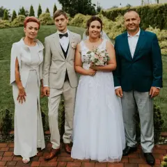 Mama pana młodego: Jak wybrać idealny strój na wesele?