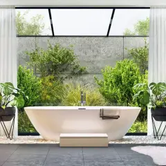 Modernes Badezimmer mit freistehender Wanne, Dusche und viel Grün. Eine wahre **Badezimmer Wellness Oase** mit Blick ins Grüne.