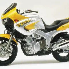 Żółto-srebrny motocykl Yamaha TDM 850 z charakterystycznym malowaniem i owiewką.