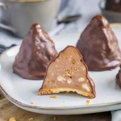 Schokoladen-Desserts, die an Granatsplitter erinnern, mit einem Stück Keksboden und einer cremigen Füllung. Ein köstliches granatsplitter rezept.