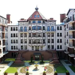 Elegancki hotel w Krynicy Morskiej, z charakterystyczną architekturą i dziedzińcem z fontanną. Krynica Morska hotel Continental zaprasza!