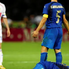 Zidane leży na ziemi po starciu z Materazzim. W tle widać innych piłkarzy.