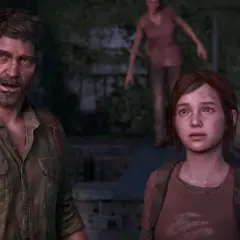 Joel i Ellie z gry The Last of Us Remastered, w tle widać zagrożenie.