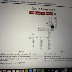 Rozwiązuję krzyżówkę "Gen-Z Crossword", gdzie odpowiedź na jedno z pytań, "zabawka dla dzieci", jest w ręku Fidiasza.