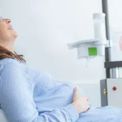 Ból zęba w ciąży? Sprawdź, co bezpiecznie zażyć i czego unikać!