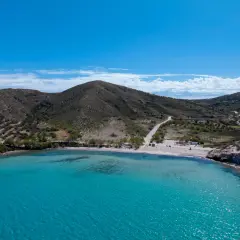 Turkusowa woda, piaszczysta plaża i górzyste wybrzeże - idealne miejsce na wakacje.