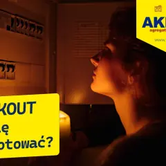 Młoda kobieta patrzy na skrzynkę z bezpiecznikami. Tekst informuje: BLACKOUT. Jak się przygotować? To pytanie o to, co to jest blackout i jak sobie radzić.