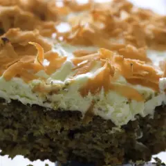 En saftig morotskaka med krämig frosting och toppad med rivna morötter. Perfekt för den som vill baka utan socker.